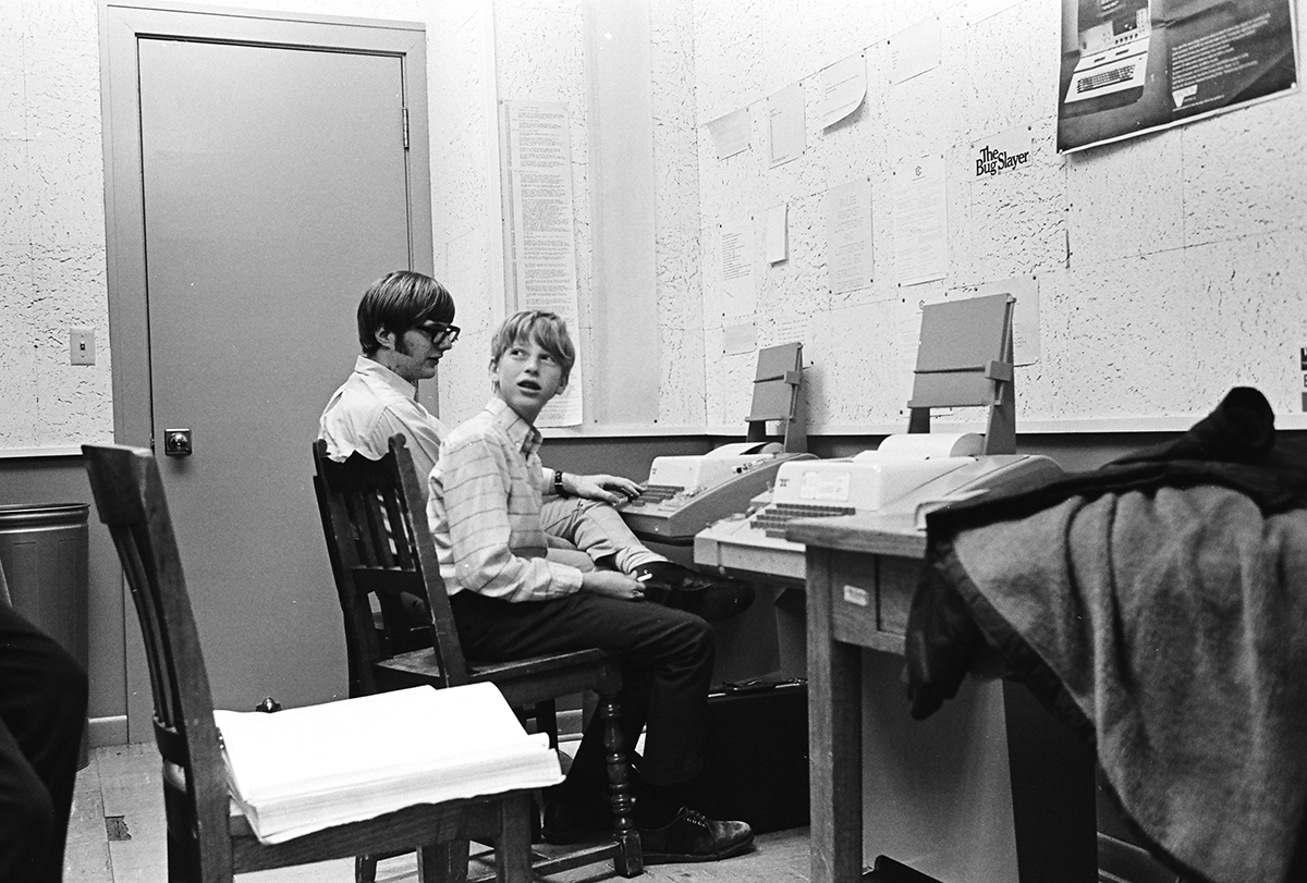 Билл Гейтс (справа) и Пол Аллен (соучредитель корпорации Microsoft) сидят за терминалами Teletype Model 33 ASR в школе Lakeside, 1970 год 