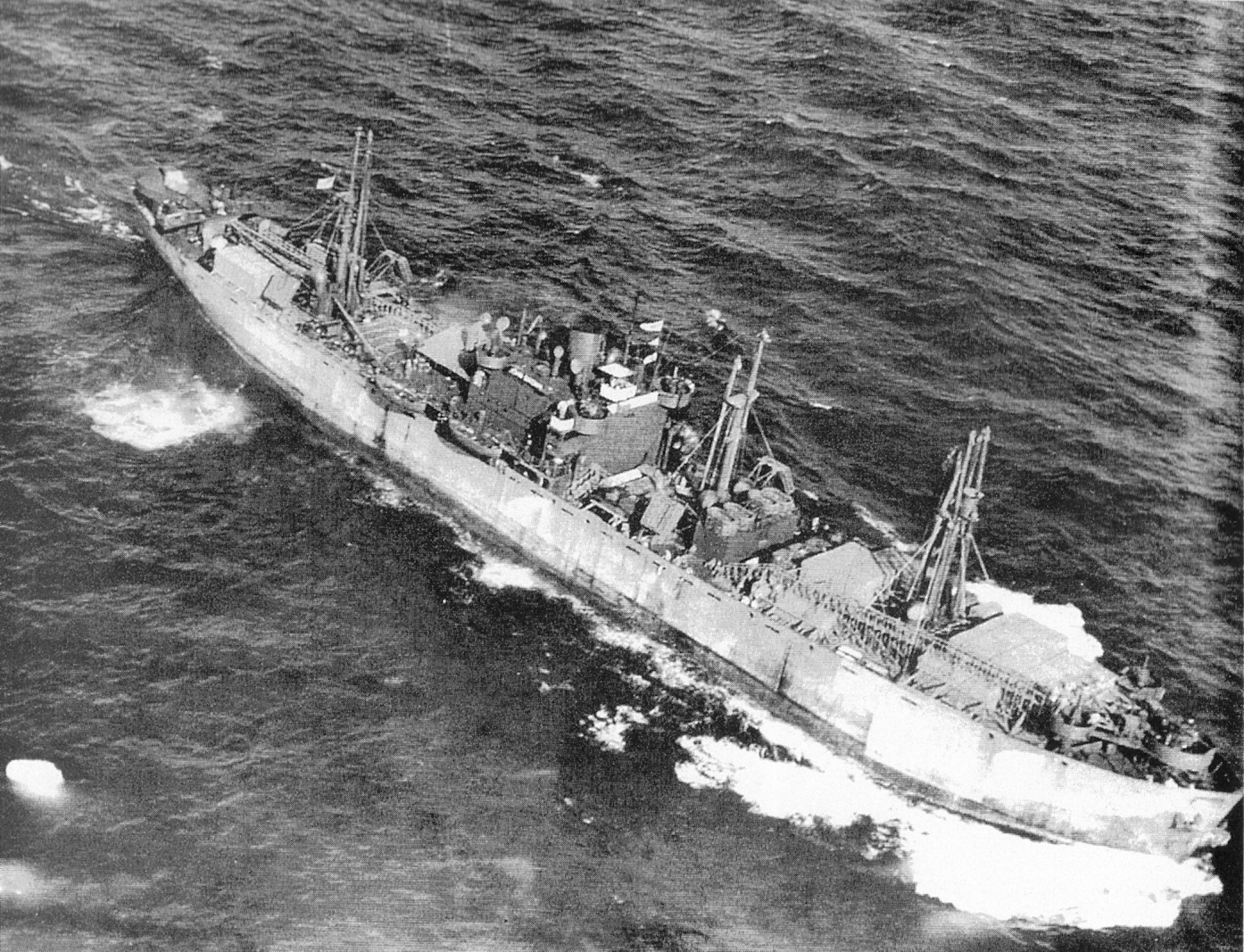 Аэрофотоснимок корабля «Либерти» SS John W. Brown, выходящего из США с большим палубным грузом после переоборудования в «Войсковой корабль ограниченной вместимости». Вероятно, снимок был сделан летом 1943 года во время второго рейса