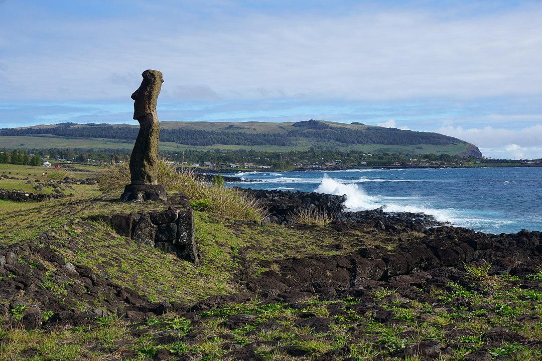 Остров Пасхи или Рапа-Нуи — вулканический остров в южной части Тихого океана, территория Чили. Остров Пасхи во многом известен благодаря моаи — каменным статуям из спрессованного вулканического пепла