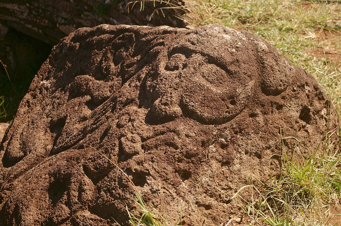 Петроглиф с изображением божества Маке-маке у исчезнувшего поселения Оронго