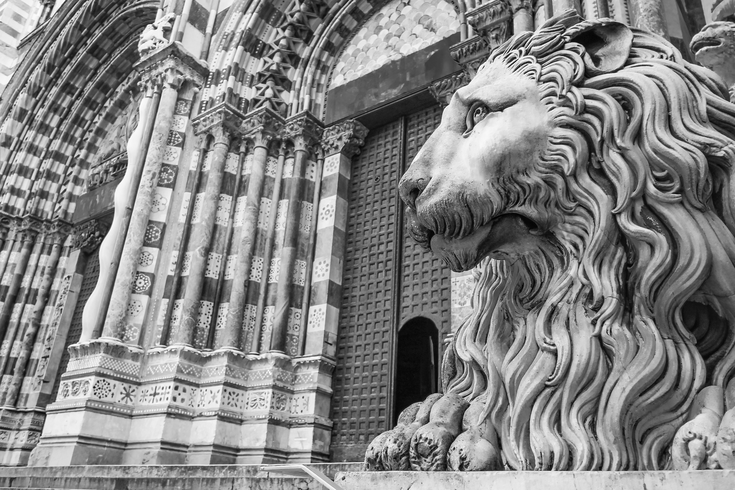 Cattedrale di San Lorenzo - particolare facciata - Adobe Stock - Liguria Digital