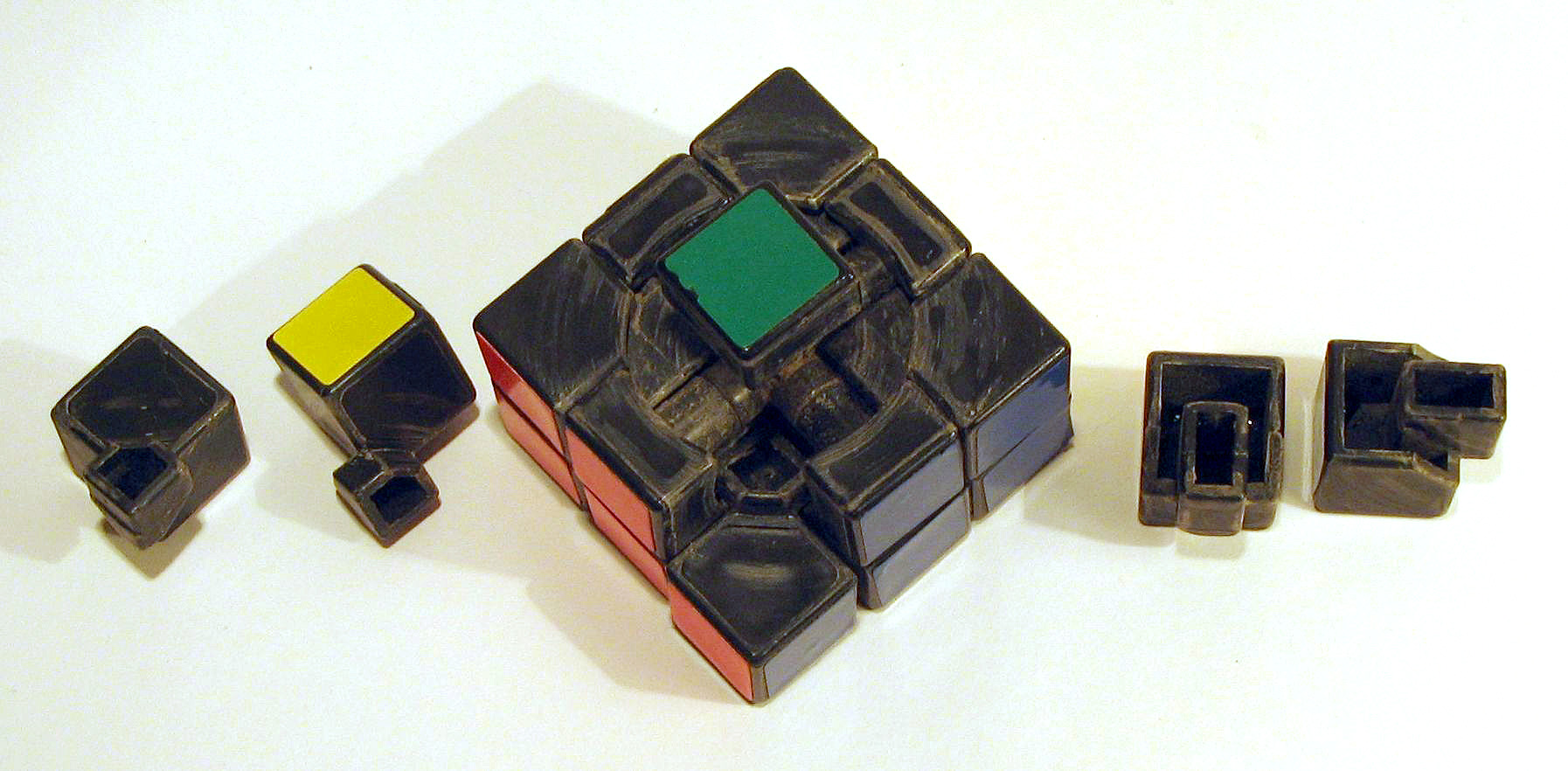 «Мой куб — наглядная модель многогранности и вариативности нашего мира, огромное количество потенциальных конфигураций», — Эрнё Рубик, создатель самой известной головоломки в мире