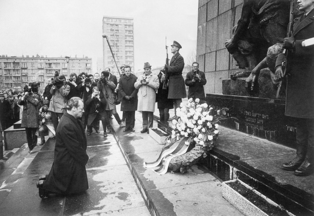 Вилли Брандт на коленях перед памятником жертвам восстания в Варшавском гетто
