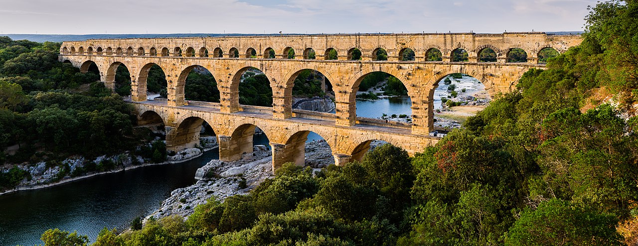 Пон-дю-Гар (фр. Pont du Gard, букв. — «мост через Гар») — самый высокий сохранившийся древнеримский акведук. Перекинут через реку Гардон (прежде называемую Гар) во французском департаменте Гар близ Ремулана. Длина 275 метров, высота 47 метров. Памятник Всемирного наследия ЮНЕСКО