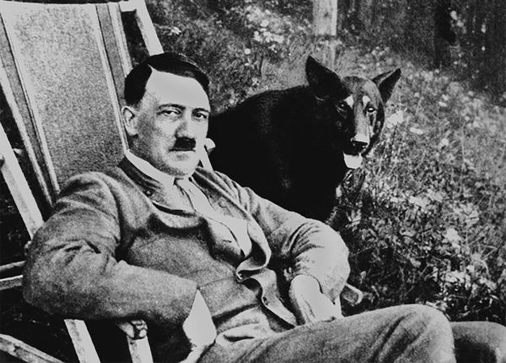 Адольф Гитлер и его овчарка Блонди
