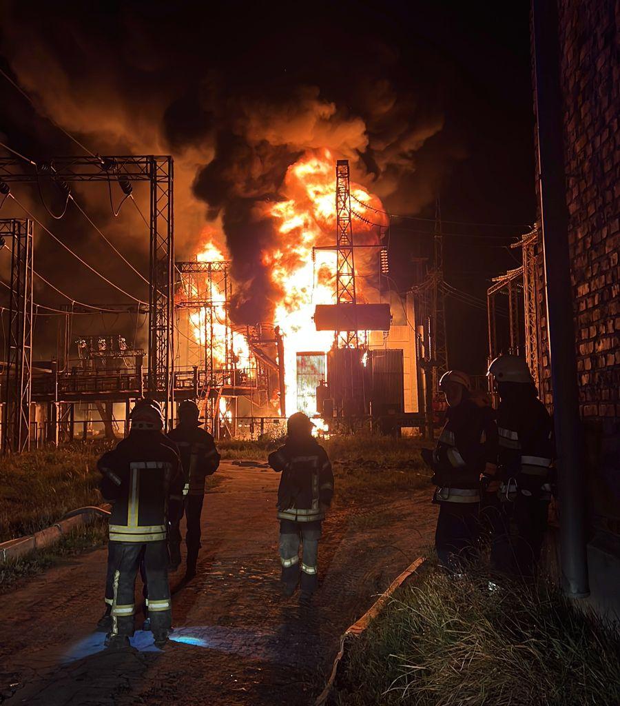 Ликвидация пожара на Харьковской ТЭЦ-5 после российских обстрелов 11 сентября 2022 года
