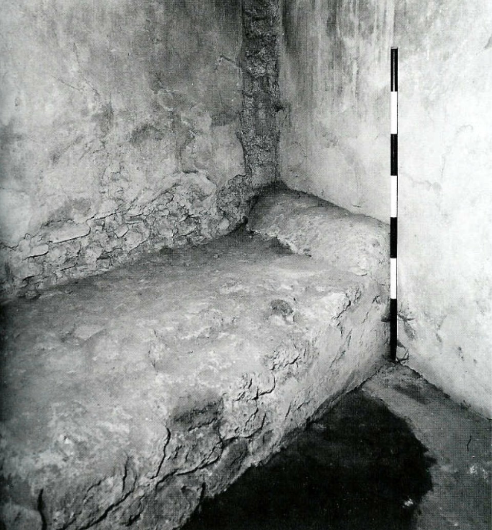 Каменная кровать в Помпеях