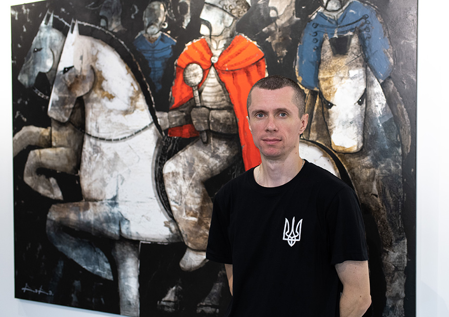 Художник Саша Боб біля однієї з картин прийдешньої виставки «Слава Україні!» 