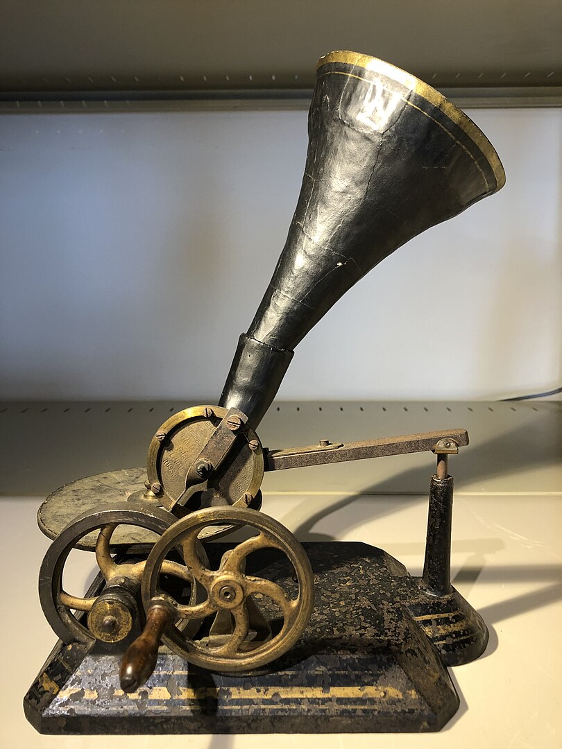 Игрушечный граммофон Эмиля Берлинера 1889 года (коллекция Музея волны Эмиля Берлинера, Монреаль, Канада)