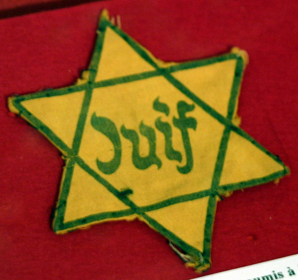 Желтая звезда с надписью juif стала обязательной для французских евреев во время оккупации Франции