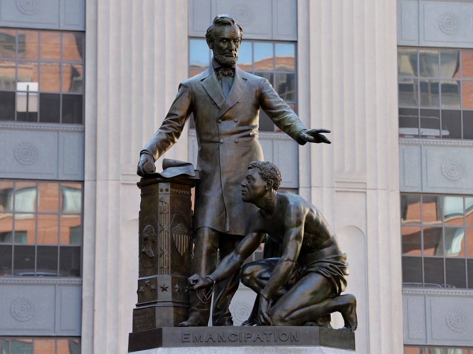Статуя Авраама Линкольна и бывшего порабощенного была демонтирована на Парковой площади в Бостоне, штат Массачусетс