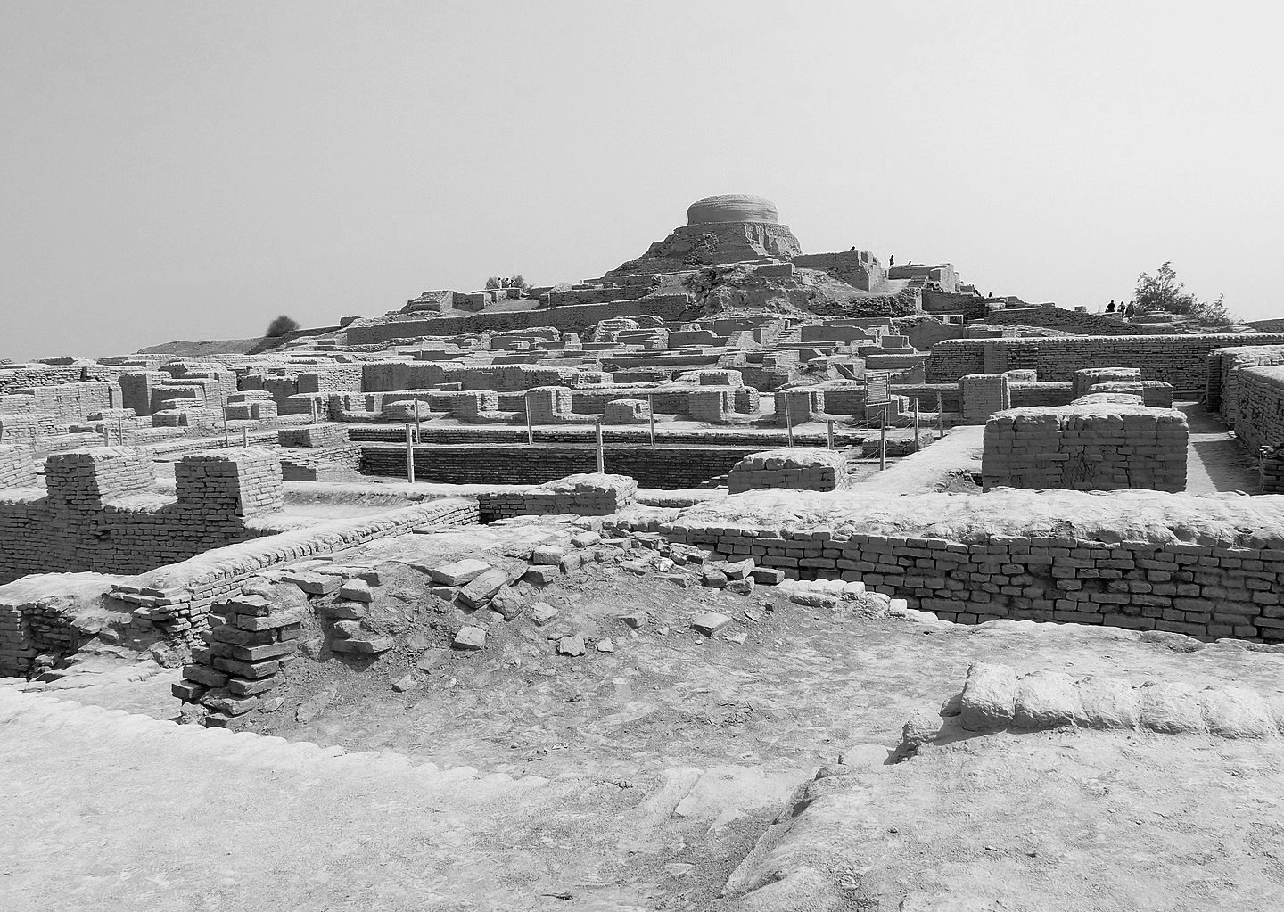 Археологические руины в Мохенджо-Даро. Синд, Пакистан. Вид на буддийскую, которое обычно называют курганом цитадели и которое в основном состоит из развалин древних административных зданий, построенных на массивной платформе из глинобитного кирпича 