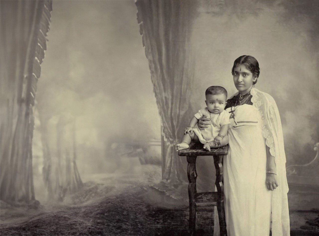 Махатма Ганди с его мамой Путлибай