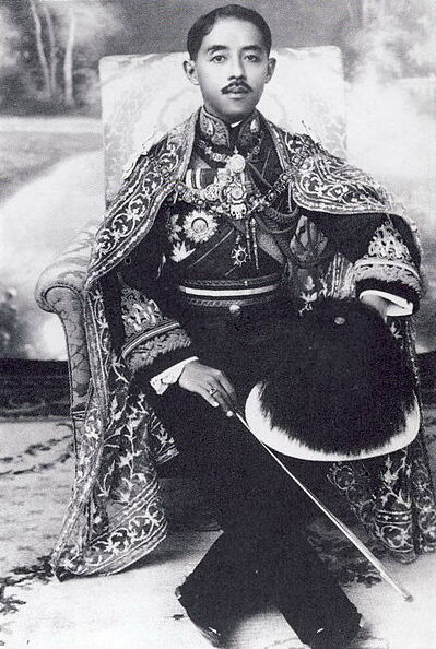 Чакрабон Пуванат, принц Питсанулок — тайский фельдмаршал, был 40-м ребенком короля Таиланда Рамы V Чулалонгкорна и четвертым ребенком королевы Шри Баджариндры