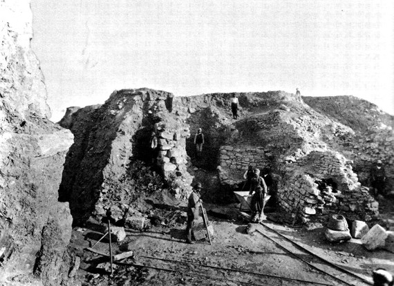Фото раскопок Шлимана в Трое. Судя по узкоколейной дороге с вагонетками, около 1890 года