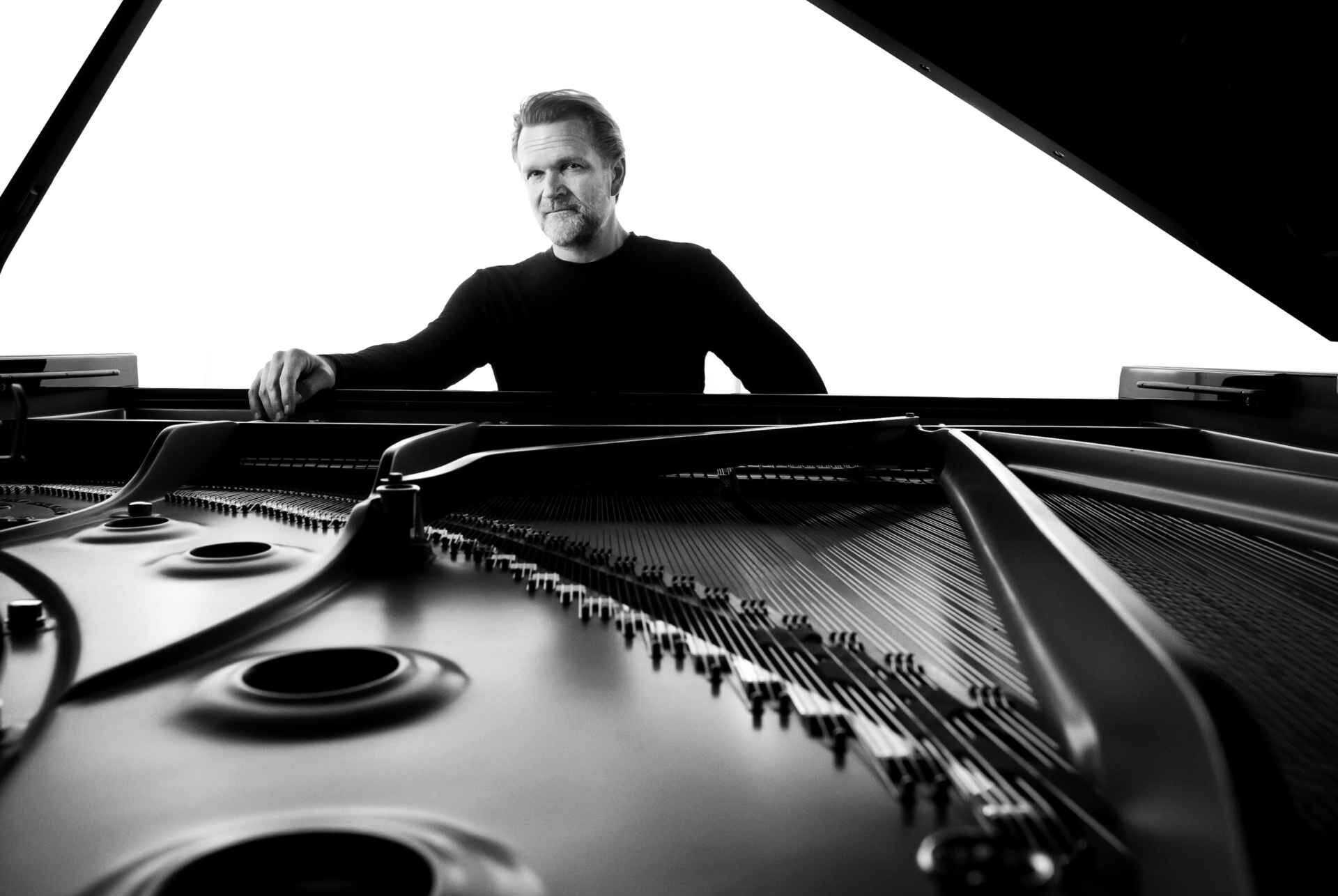 PIANIST SEBASTIAN KNAUER: about the healing power that moves life from the dead point