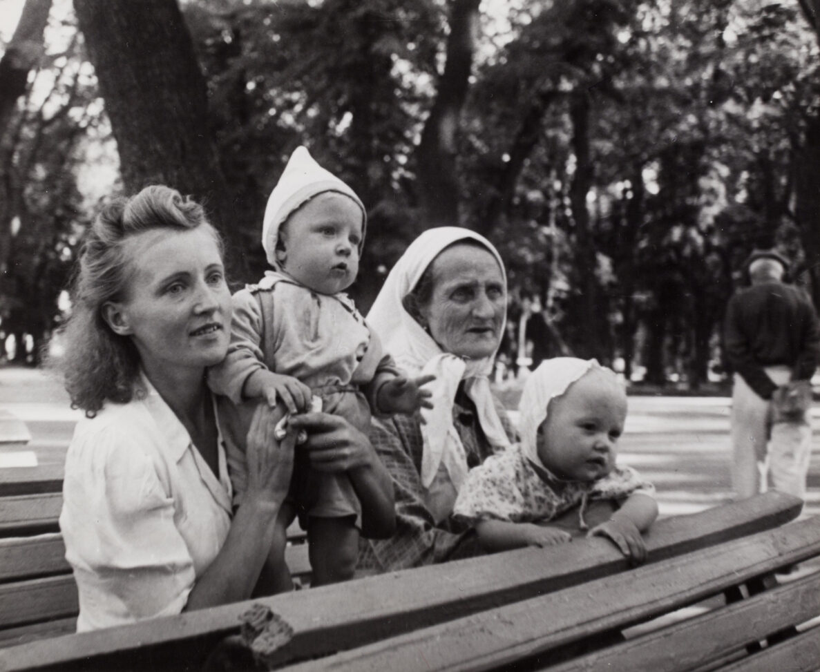 Роберт Капа. Жінки та діти слухають концерт у парку, Київ, 1947
