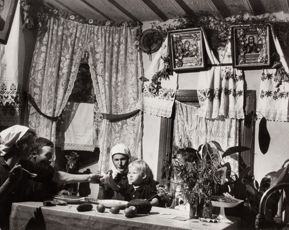 Роберт Капа. Сім'ї колгоспників за трапезою у власному будинку, 1947