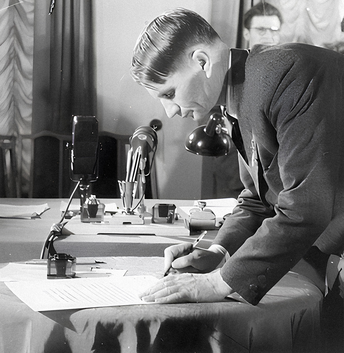 Трофим Лысенко, президент Всесоюзной академии сельскохозяйственных наук имени Ленина, подписывает Стокгольмский призыв Постоянного комитета Всемирного конгресса за мир о запрещении атомного оружия. Июль 1950 года