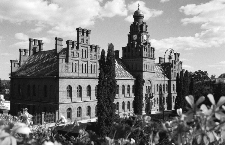 ЧЕРНОВИЦКИЙ УНИВЕРСИТЕТ — ВОПЛОЩЕНИЕ КРАСОТЫ И КАЧЕСТВА